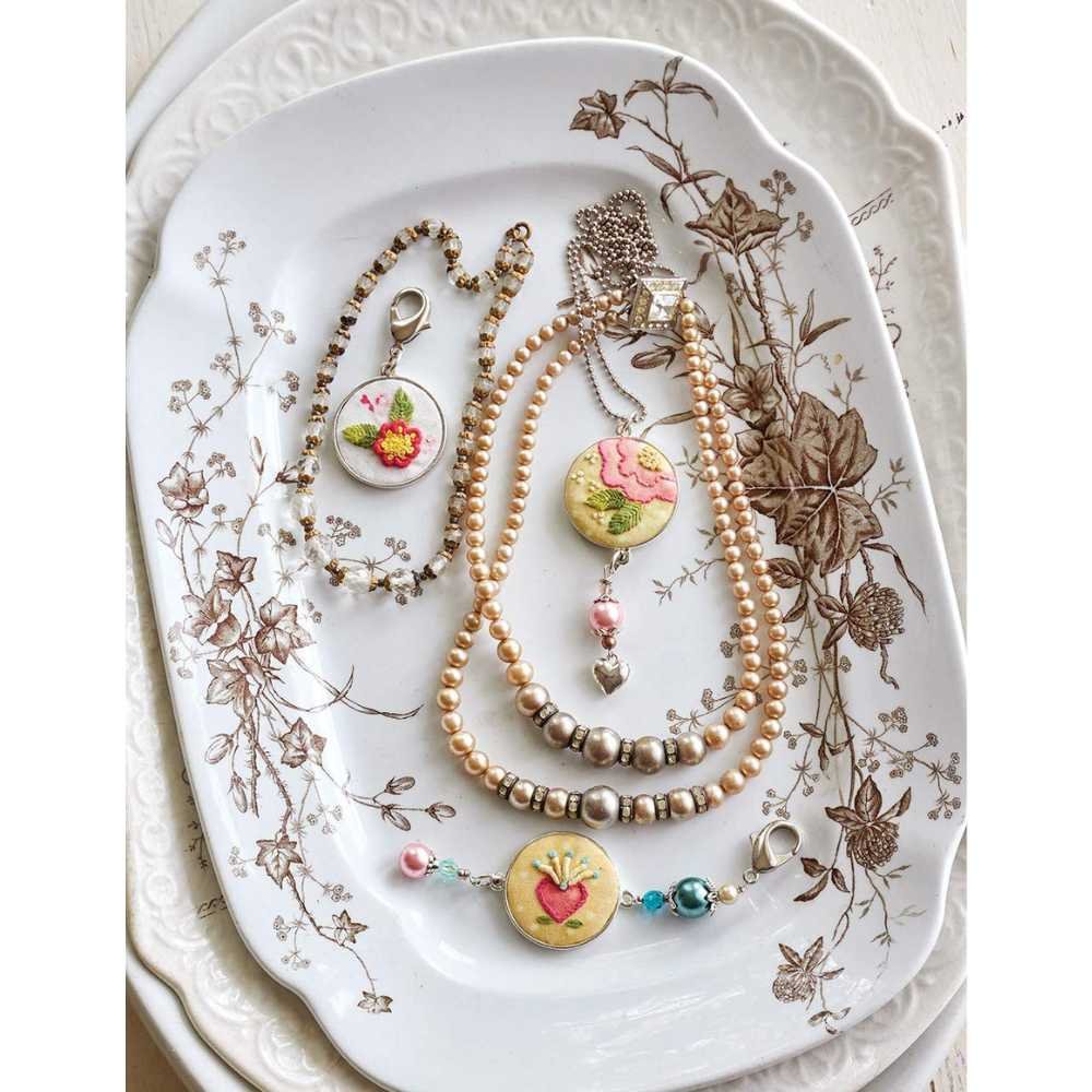 Martingale: Blooms and Blossoms - Sweet Stitcheries Picked from Nature - Image 13